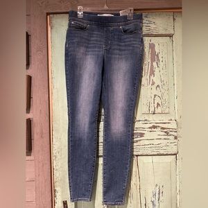 Levi’s signature shaping pull on super skinny jeans size 10/30